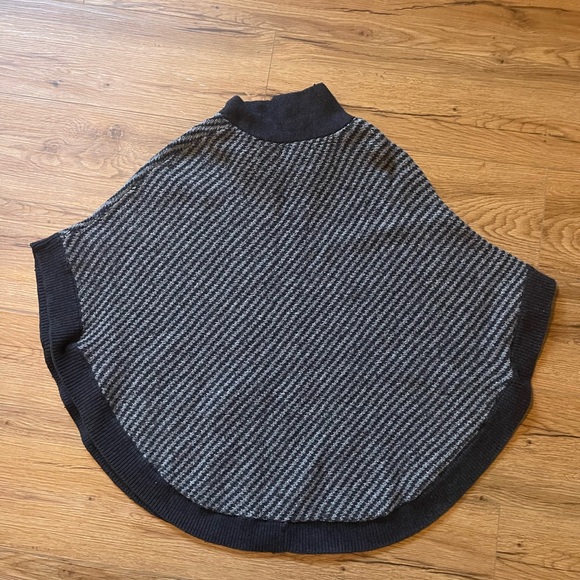 Banana Republic Turtleneck Poncho - Picture 3 of 3